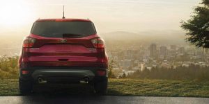 Un Ford Escape 2019 con vistas a una ciudad