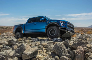 Ford Raptor azul sobre rocas