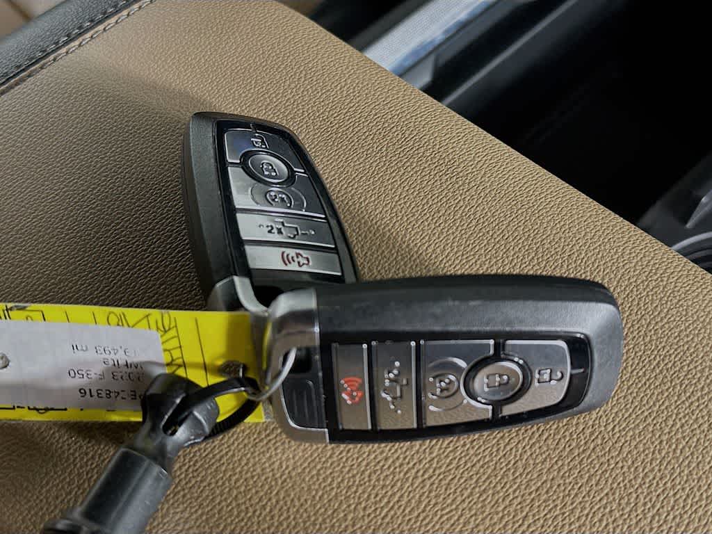 Ford Super Duty F-350 SRW LARIAT 2023