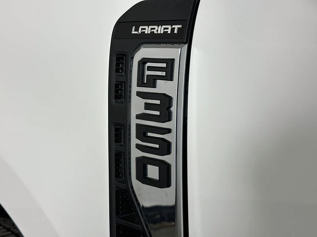 Ford Super Duty F-350 DRW Pickup LARIAT de 2027