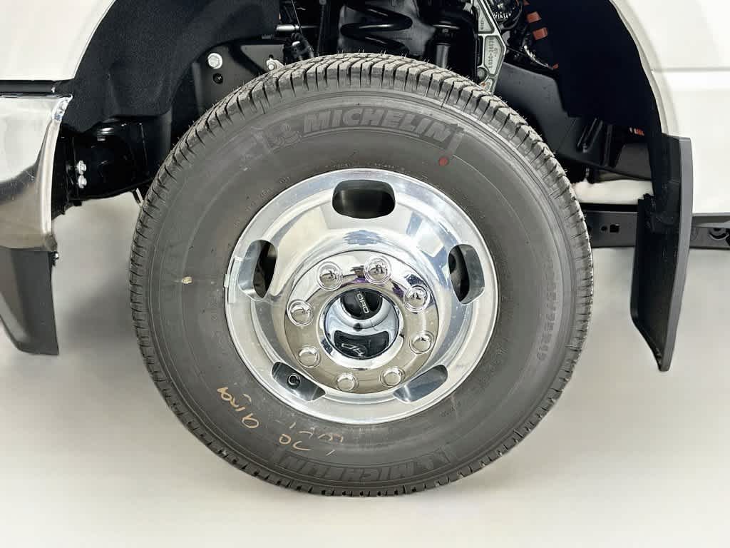 Ford Super Duty F-350 DRW Pickup LARIAT de 2027