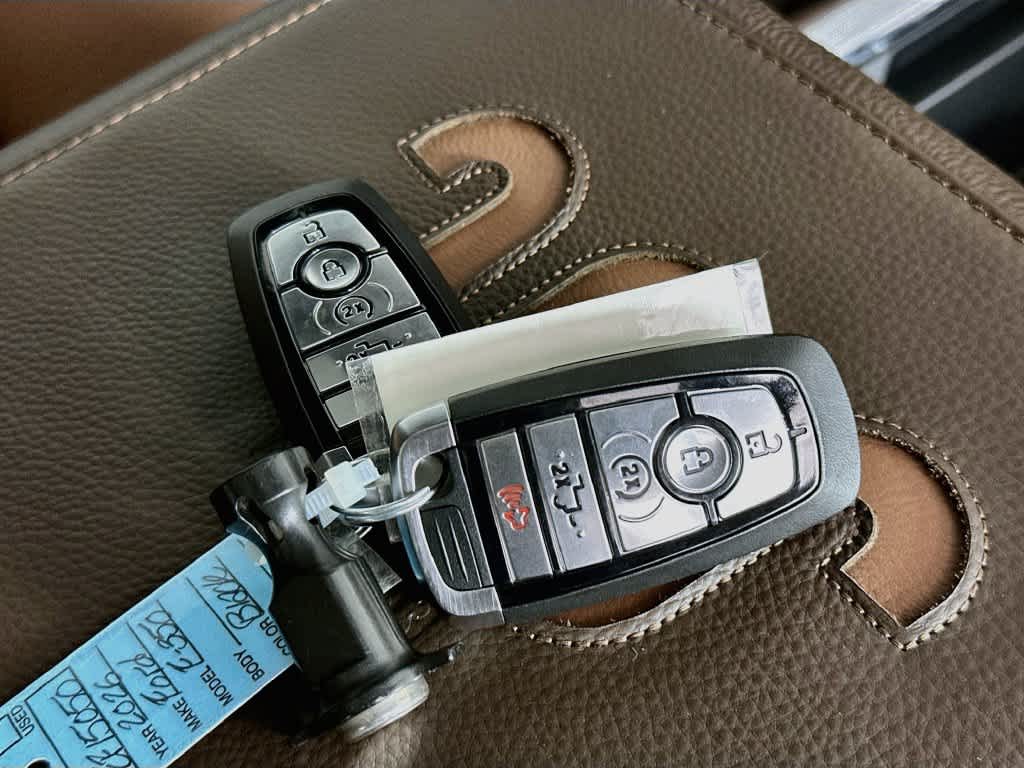 Ford Super Duty F-350 DRW Pickup King Ranch 2026