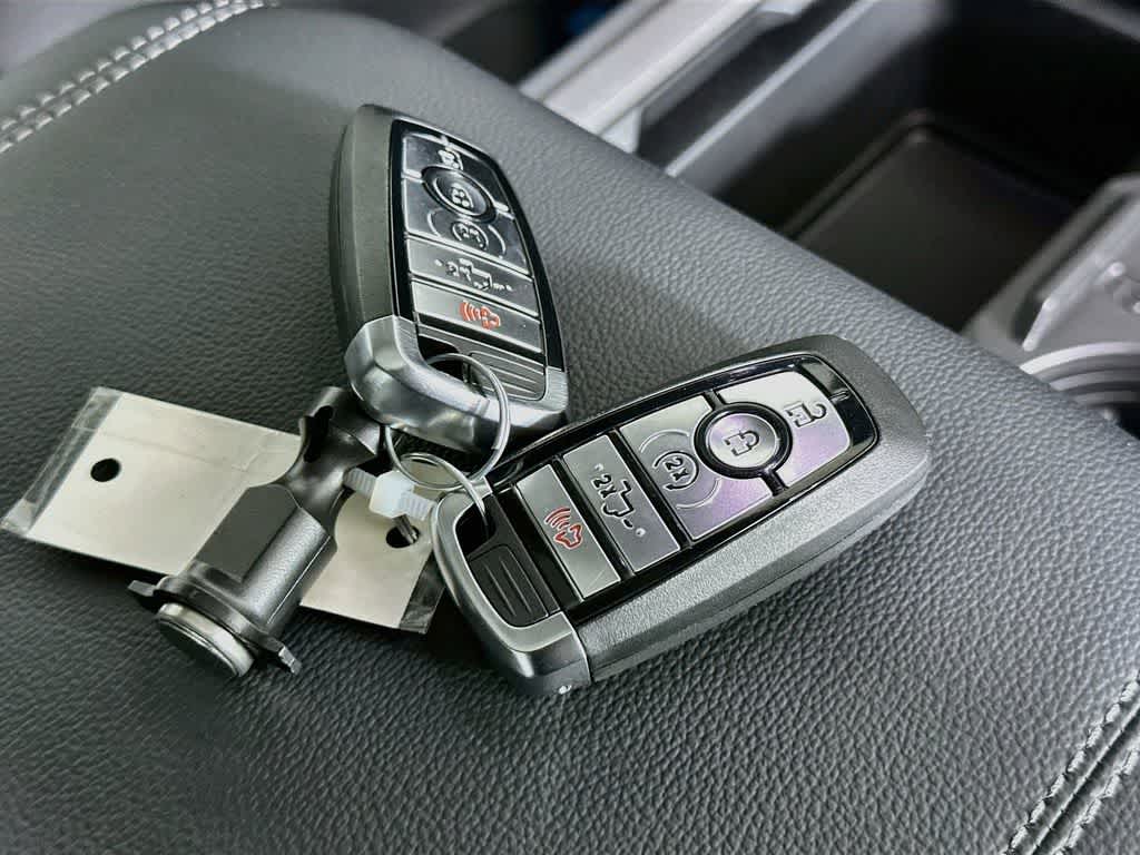 Ford Super Duty F-350 DRW Pickup LARIAT de 2026