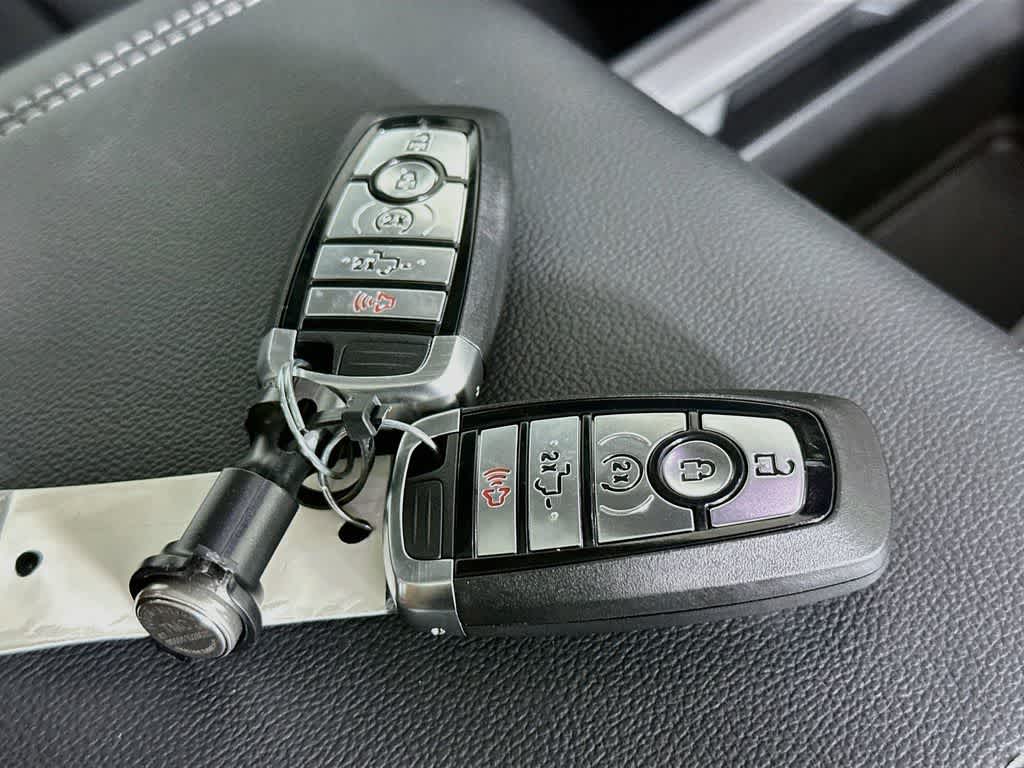 Ford Super Duty F-350 DRW Pickup LARIAT de 2026