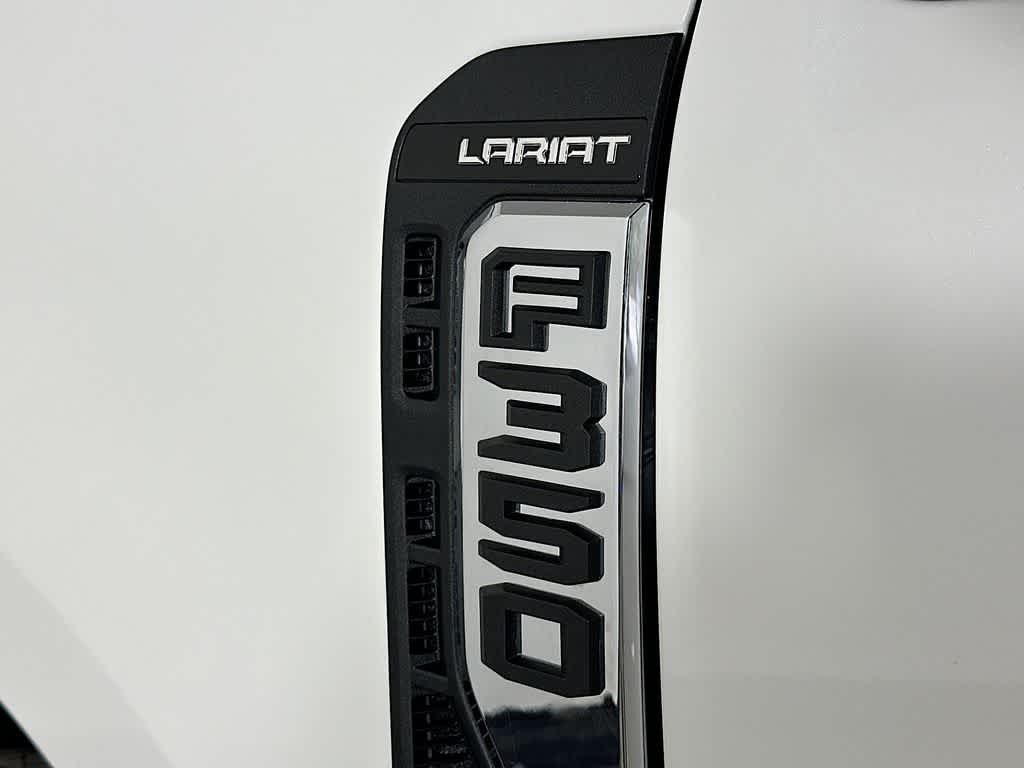 Ford Super Duty F-350 DRW Pickup LARIAT de 2026
