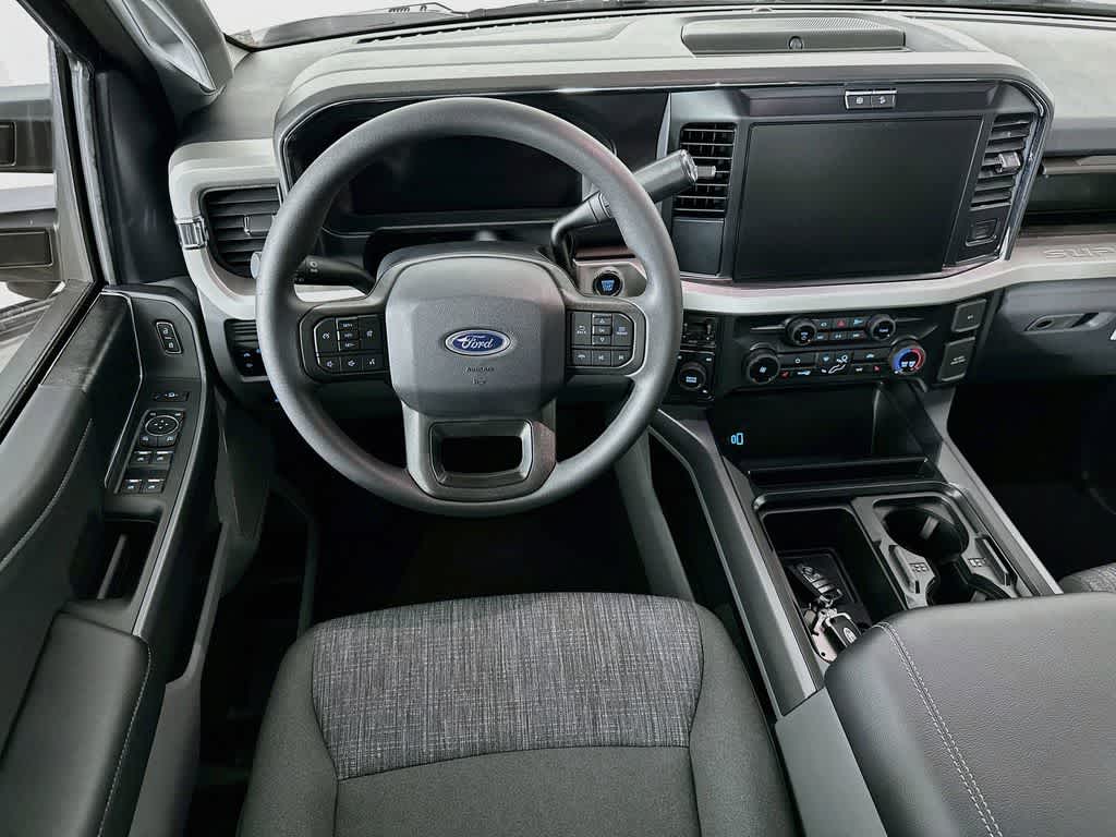 Ford Super Duty F-350 DRW Base 2026