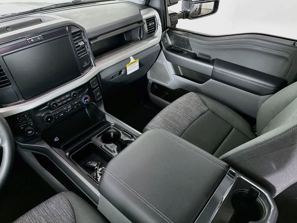 Ford Super Duty F-350 DRW Base 2026