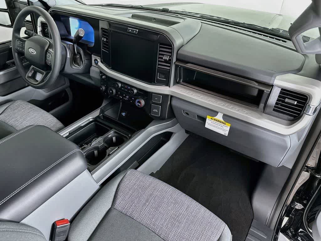 Ford Super Duty F-350 DRW Base 2026