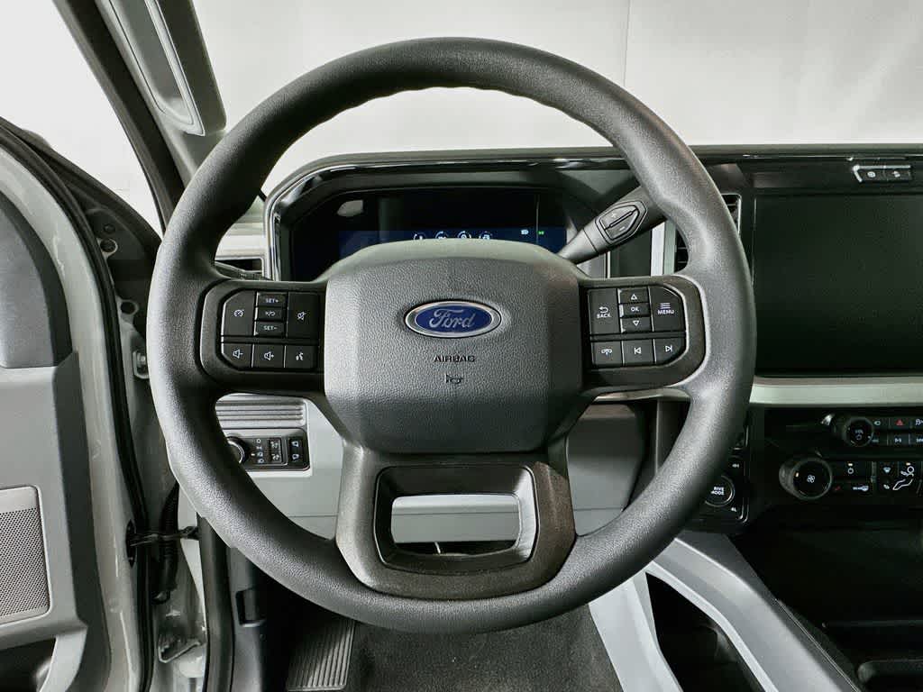 Ford Super Duty F-350 DRW Pickup XLT 2026