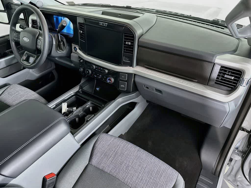 Ford Super Duty F-350 DRW Pickup XLT 2026