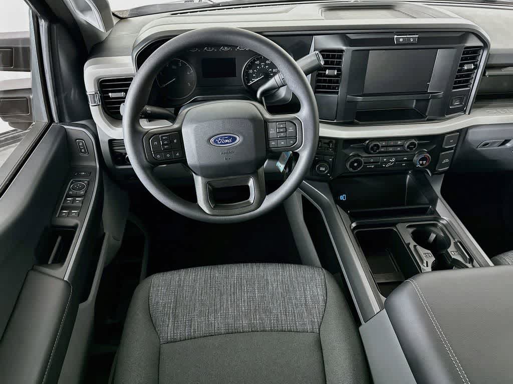 Ford Super Duty F-350 DRW Pickup XLT 2026