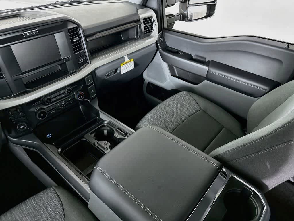 Ford Super Duty F-350 DRW Pickup XLT 2026