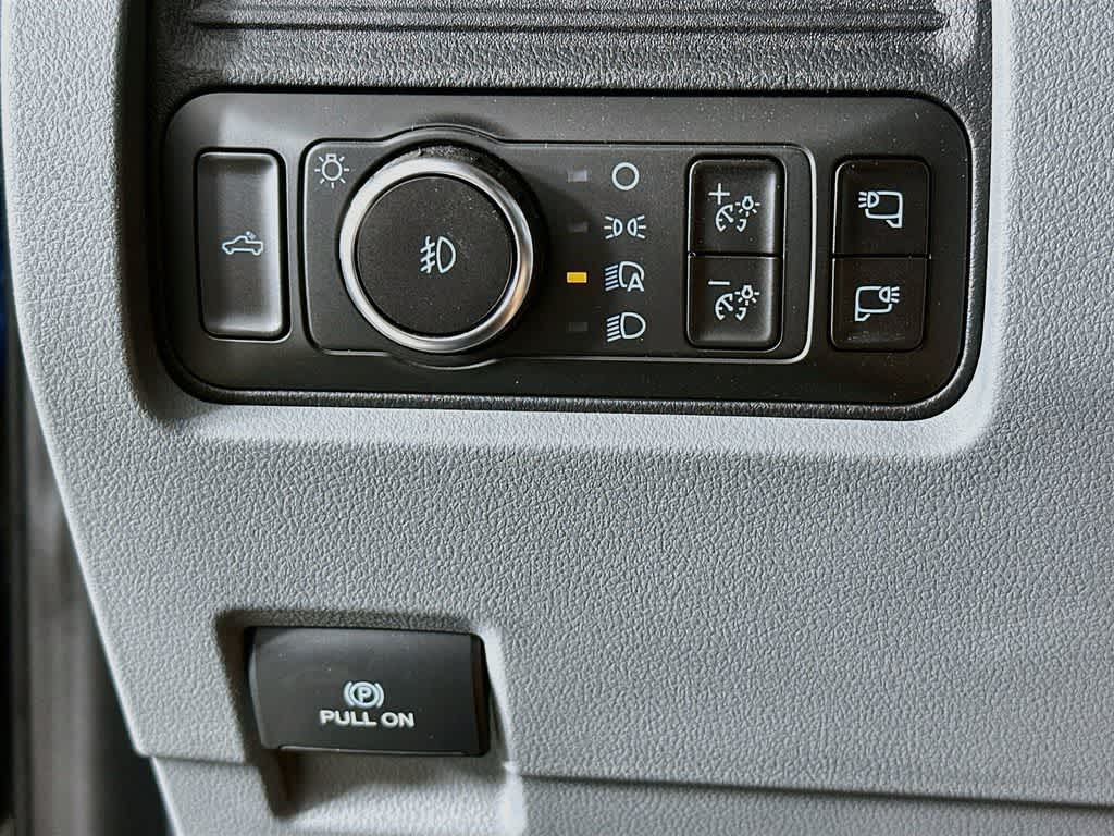 Ford Super Duty F-350 DRW Pickup XLT 2026