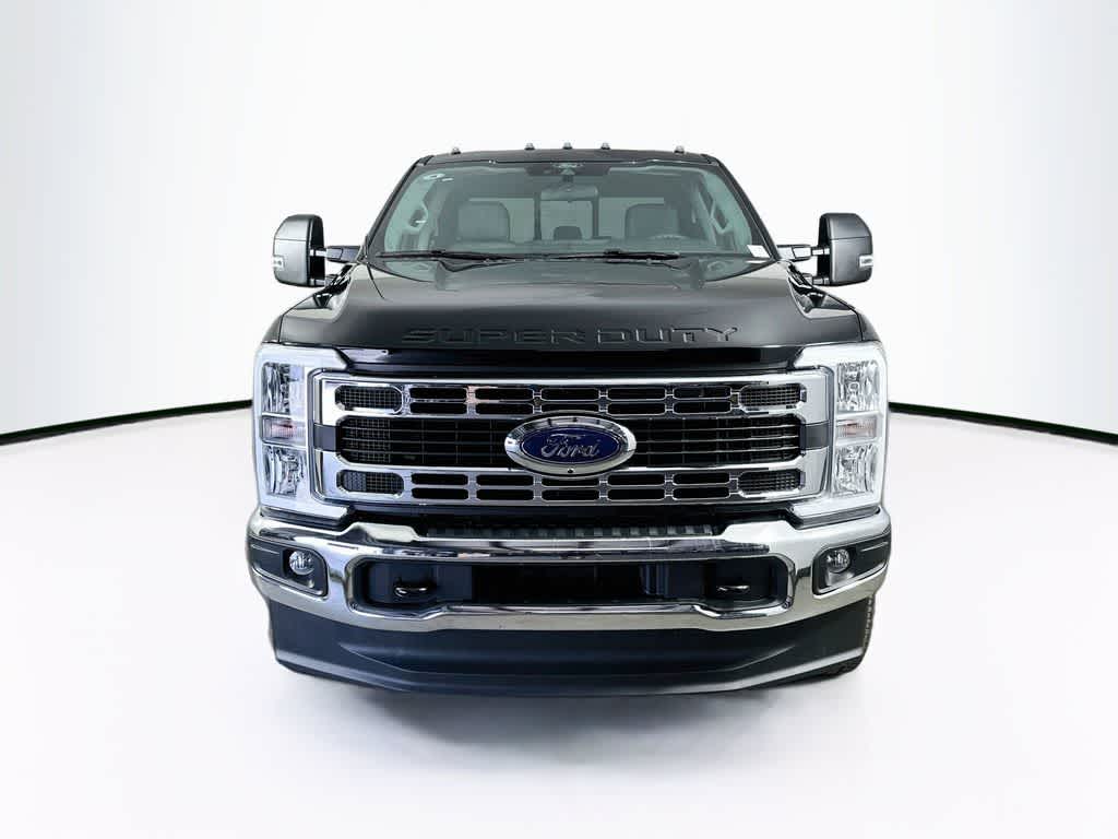 Ford Super Duty F-350 DRW Pickup XLT 2026