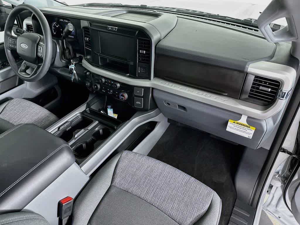 Ford Super Duty F-350 DRW Pickup XLT 2026