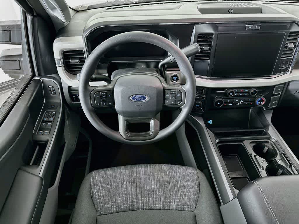 Ford Super Duty F-350 DRW Pickup XLT 2026