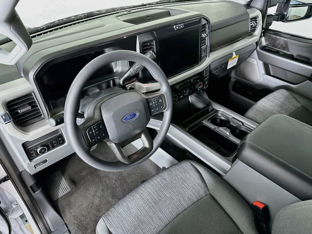 Ford Super Duty F-350 DRW Pickup XLT 2026