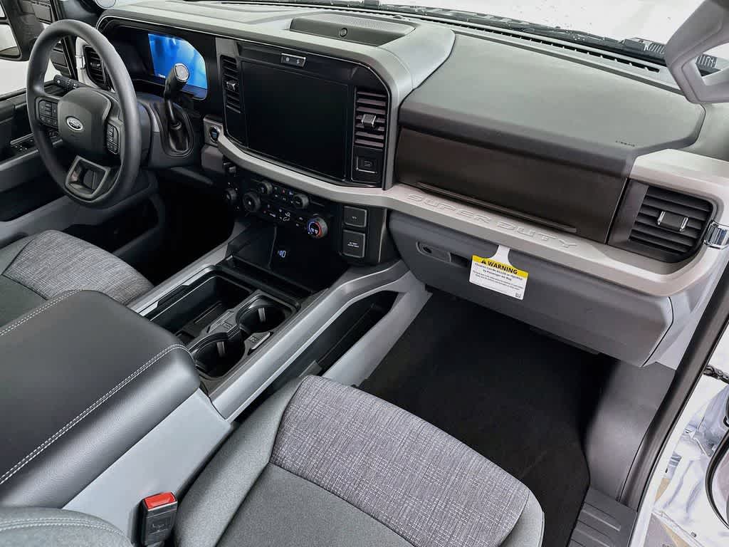 Ford Super Duty F-350 DRW Pickup XLT 2026