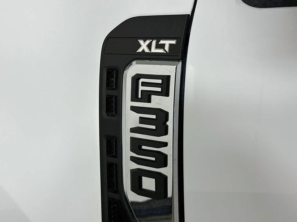 Ford Super Duty F-350 DRW Pickup XLT 2026