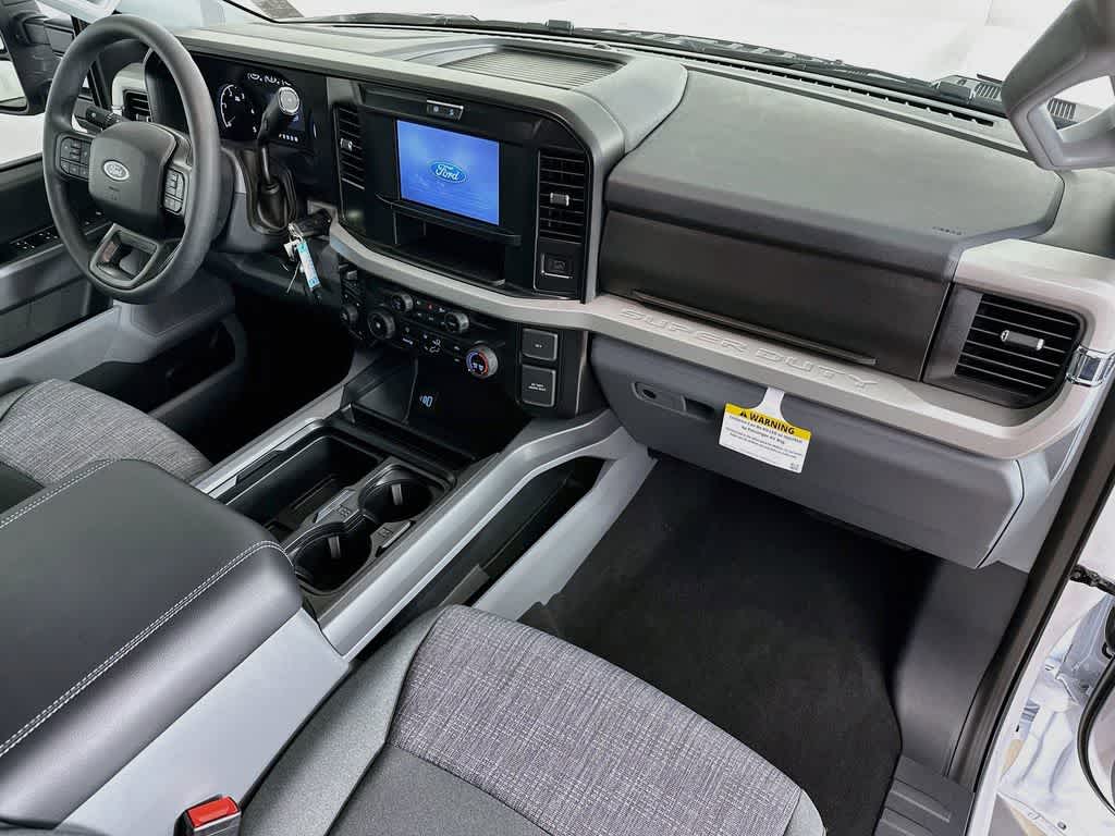 Ford Super Duty F-350 DRW Pickup XLT 2026
