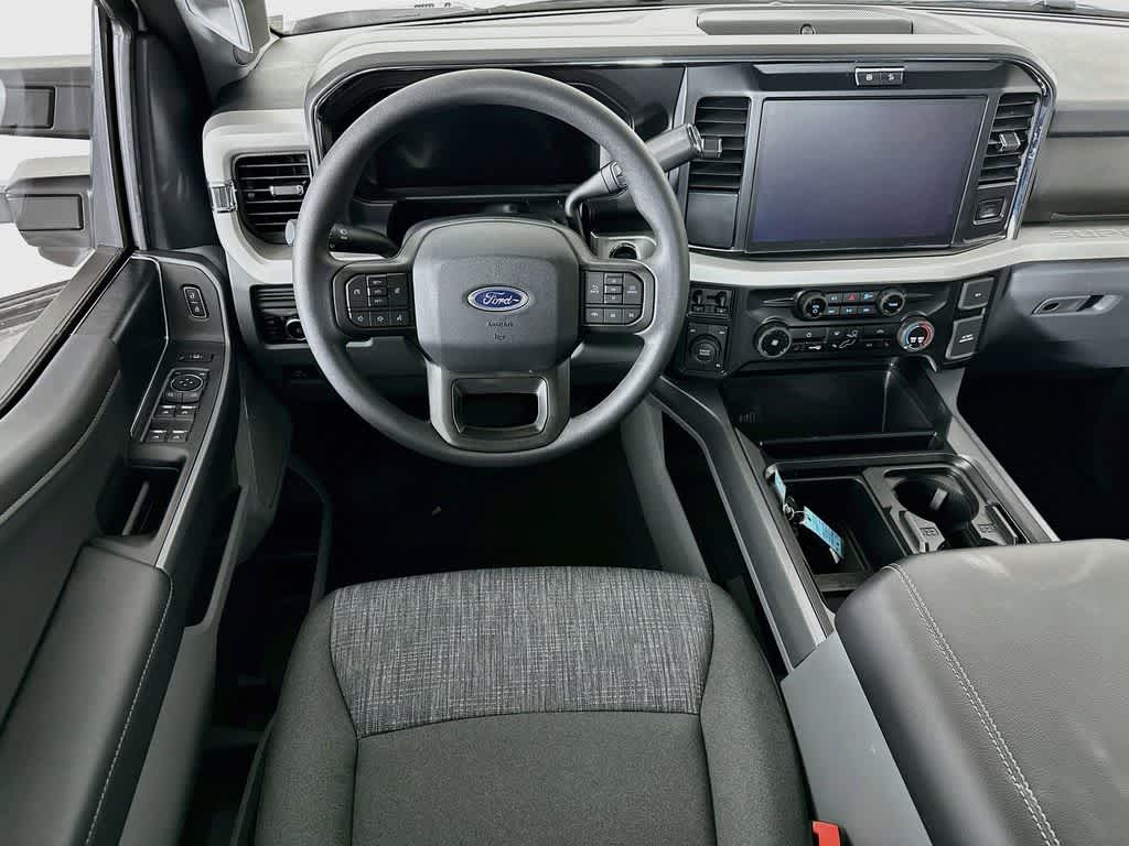 Ford Super Duty F-350 DRW Base 2026