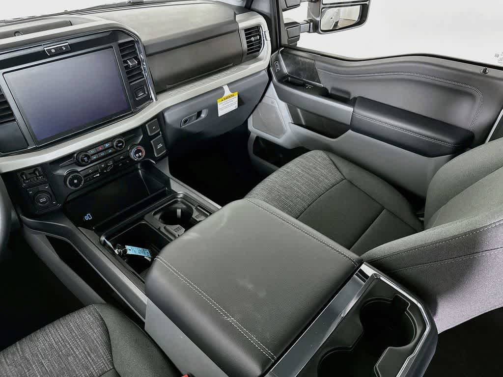 Ford Super Duty F-350 DRW Base 2026