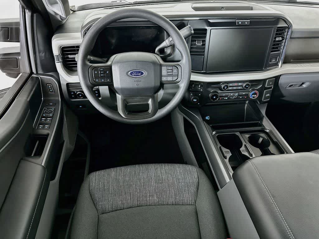 Ford Super Duty F-350 DRW Pickup XLT 2026