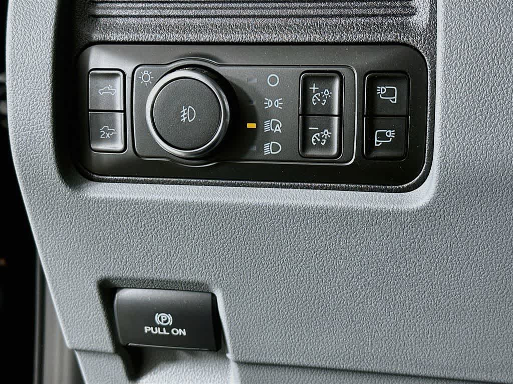 Ford Super Duty F-350 DRW Pickup XLT 2026