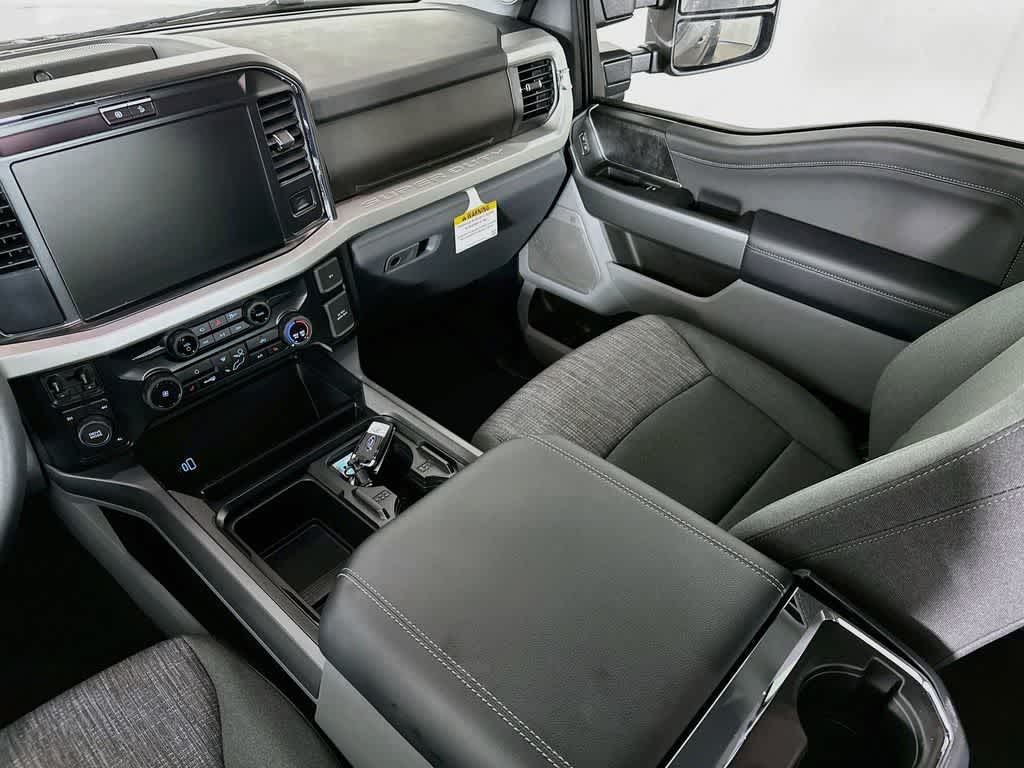 Ford Super Duty F-350 DRW Pickup XLT 2026