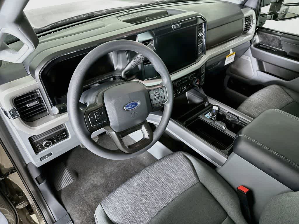 Ford Super Duty F-350 DRW Pickup XLT 2026