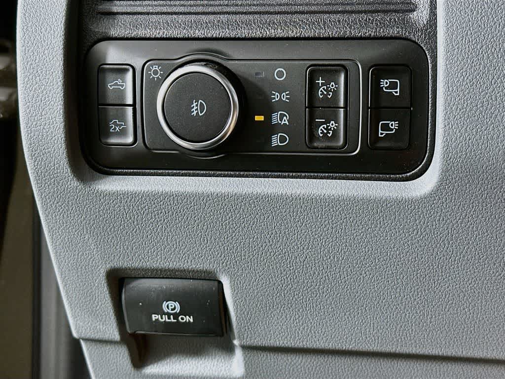 Ford Super Duty F-350 DRW Pickup XLT 2026