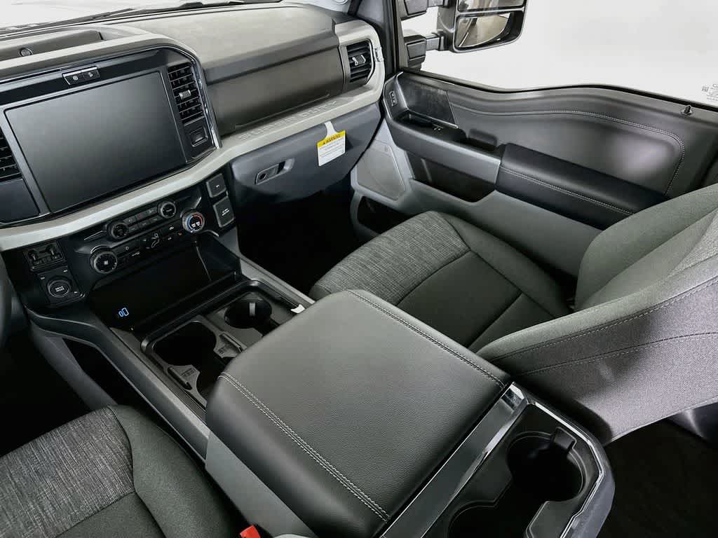 Ford Super Duty F-350 DRW Pickup XLT 2026