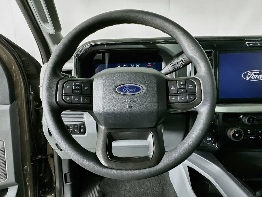 Ford Super Duty F-350 DRW Pickup XLT 2026