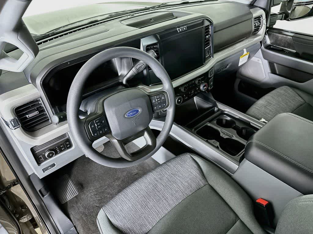 Ford Super Duty F-350 DRW Pickup XLT 2026