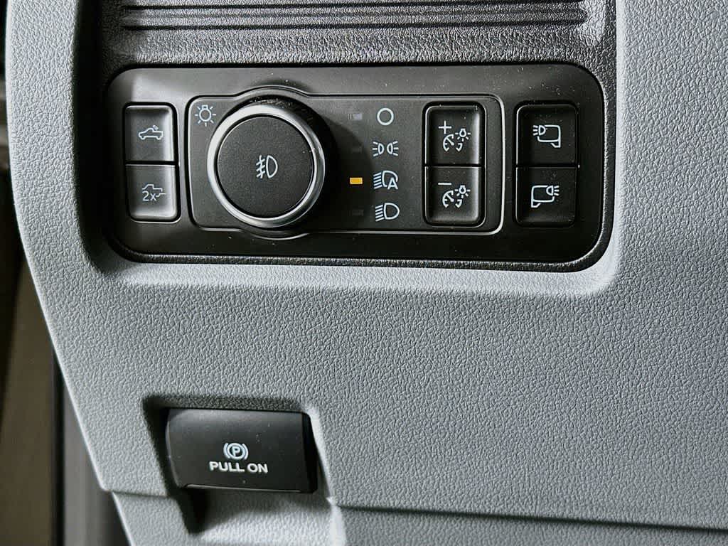 Ford Super Duty F-350 DRW Pickup XLT 2026