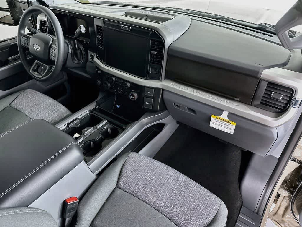 Ford Super Duty F-350 DRW Pickup XLT 2026