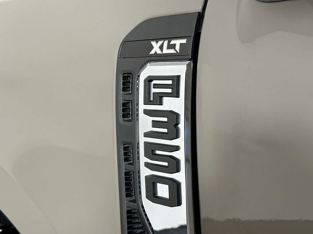 Ford Super Duty F-350 DRW Pickup XLT 2026