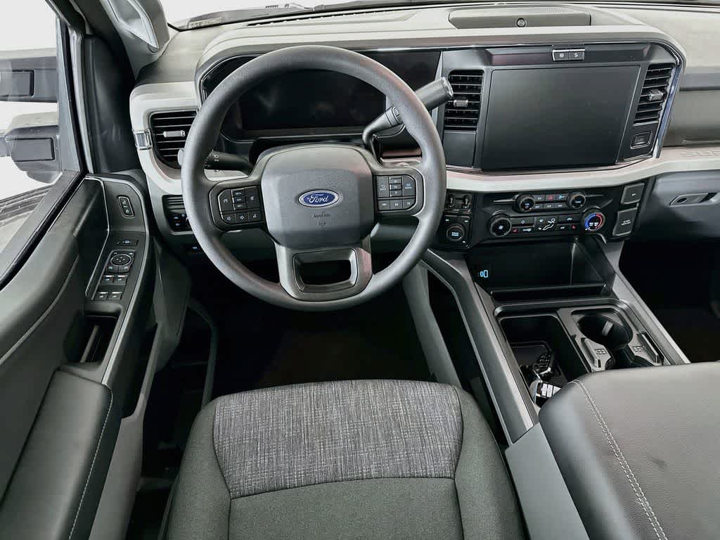 Ford Super Duty F-350 DRW Pickup XLT 2026