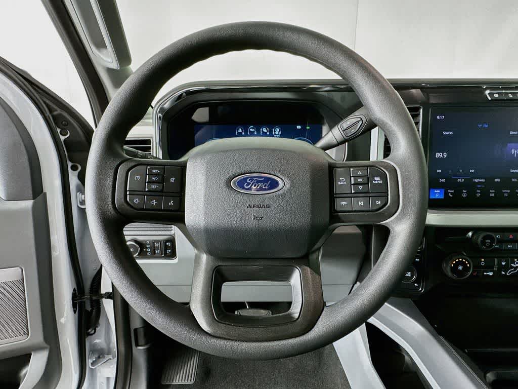 Ford Super Duty F-350 DRW Pickup XLT 2026