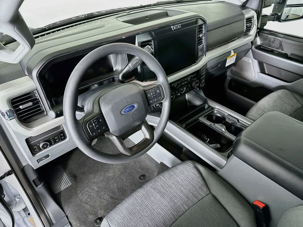 Ford Super Duty F-350 DRW Pickup XLT 2026