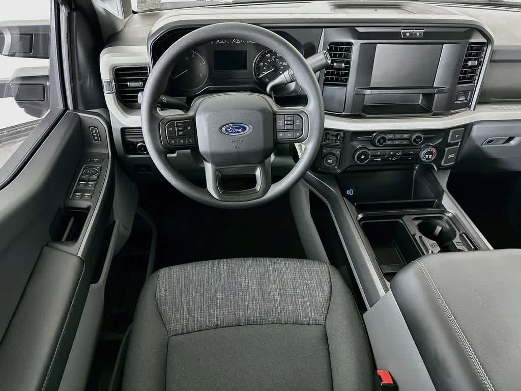 Ford Super Duty F-350 DRW Pickup XLT 2026