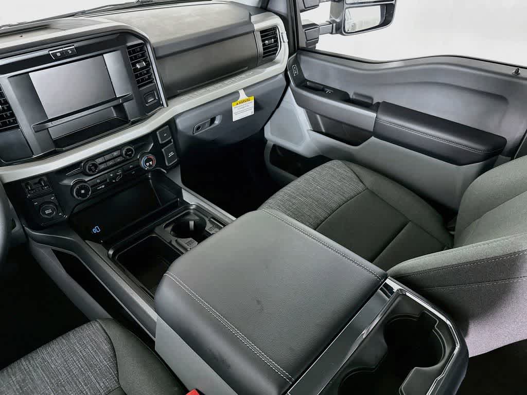 Ford Super Duty F-350 DRW Pickup XLT 2026