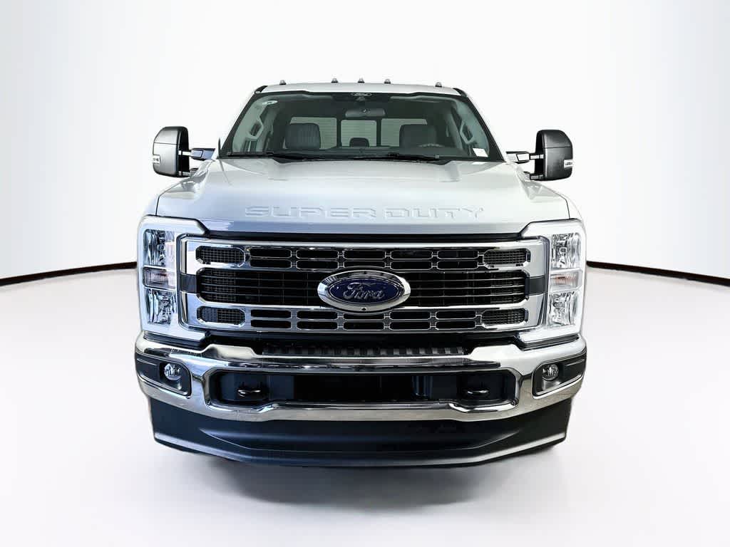 Ford Super Duty F-350 DRW Pickup XLT 2026