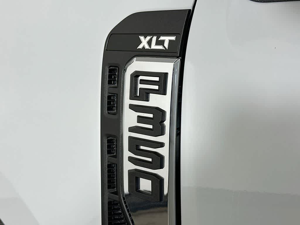 Ford Super Duty F-350 DRW Pickup XLT 2026