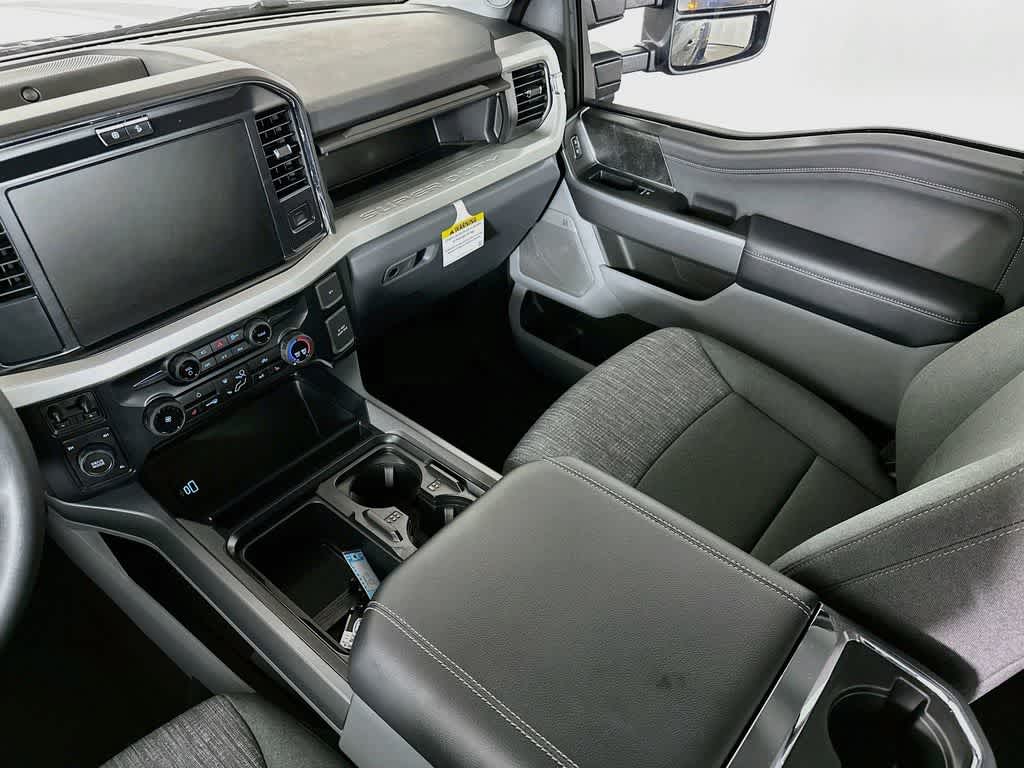 Ford Super Duty F-350 DRW Pickup XLT 2026