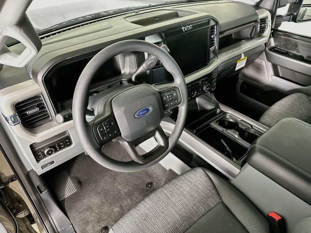 Ford Super Duty F-350 DRW Pickup XLT 2026