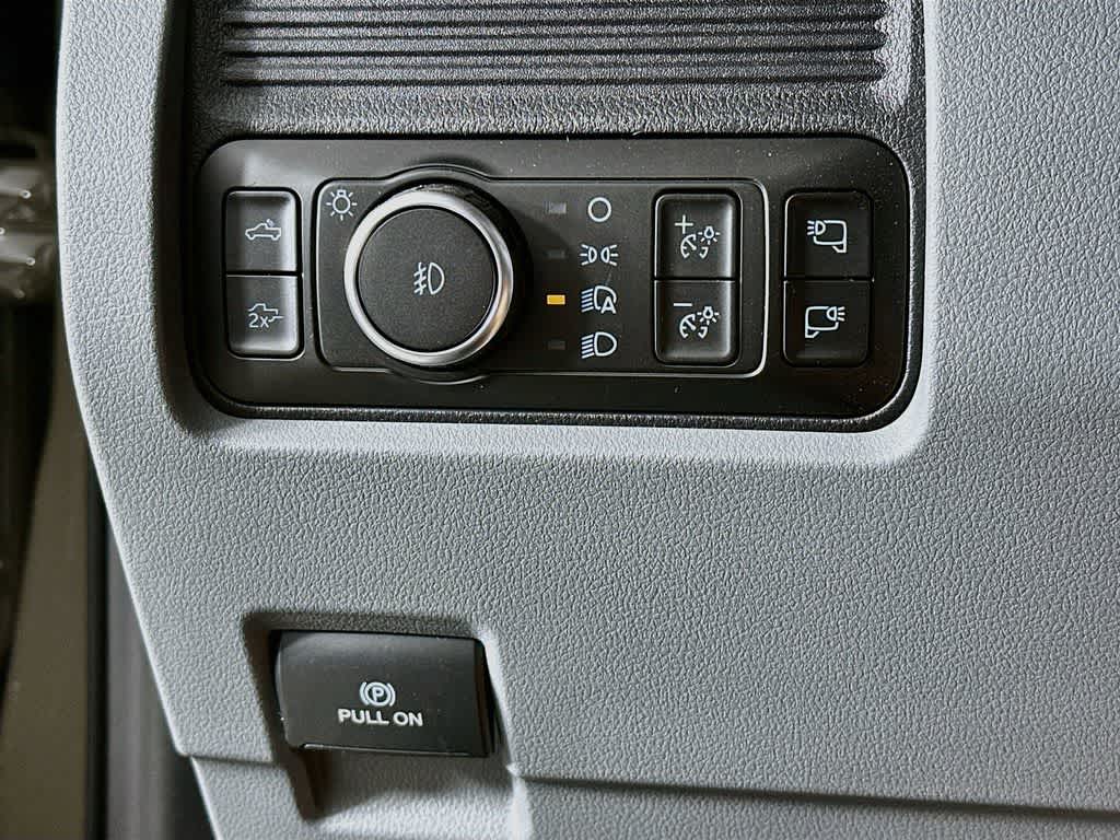 Ford Super Duty F-350 DRW Pickup XLT 2026