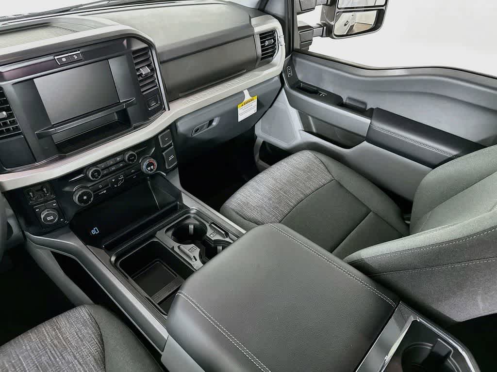 Ford Super Duty F-350 DRW Pickup XLT 2026