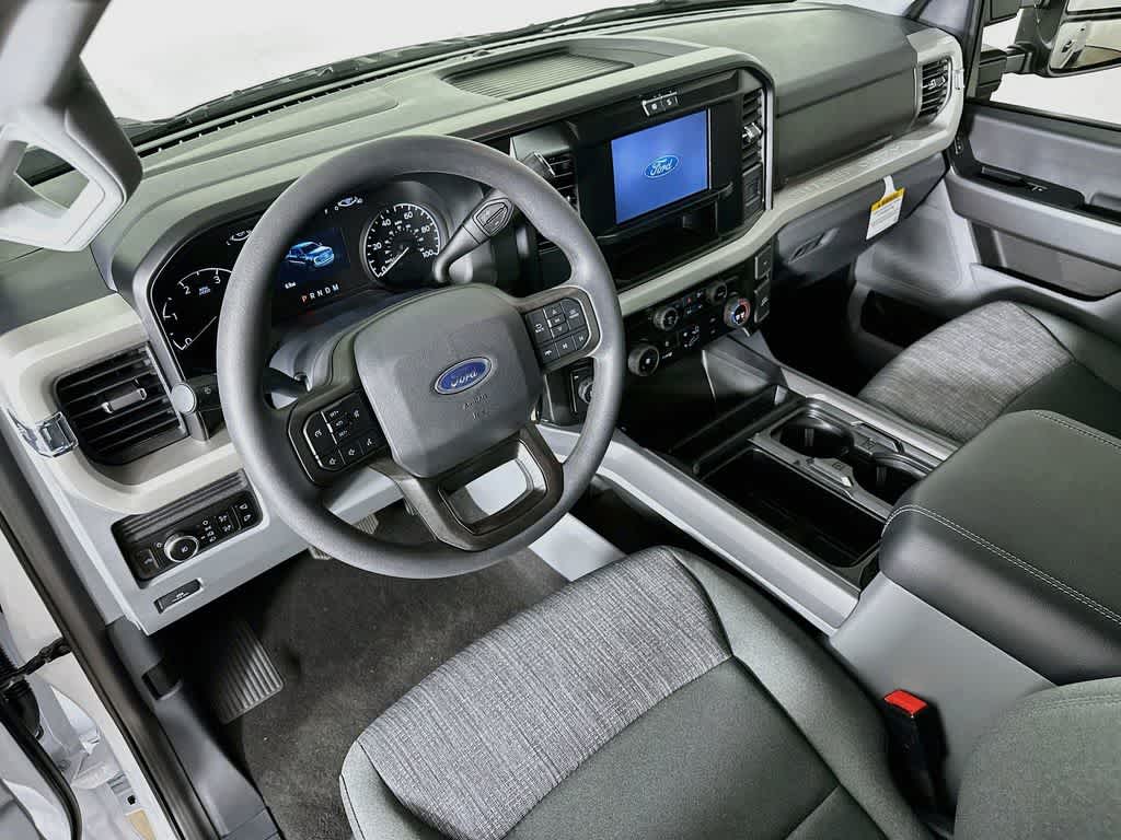 Ford Super Duty F-350 DRW Pickup XLT 2026