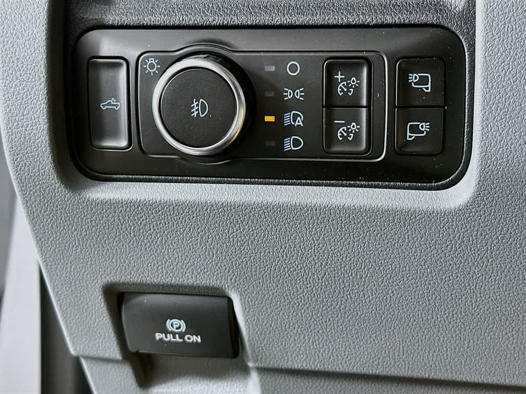 Ford Super Duty F-350 DRW Pickup XLT 2026